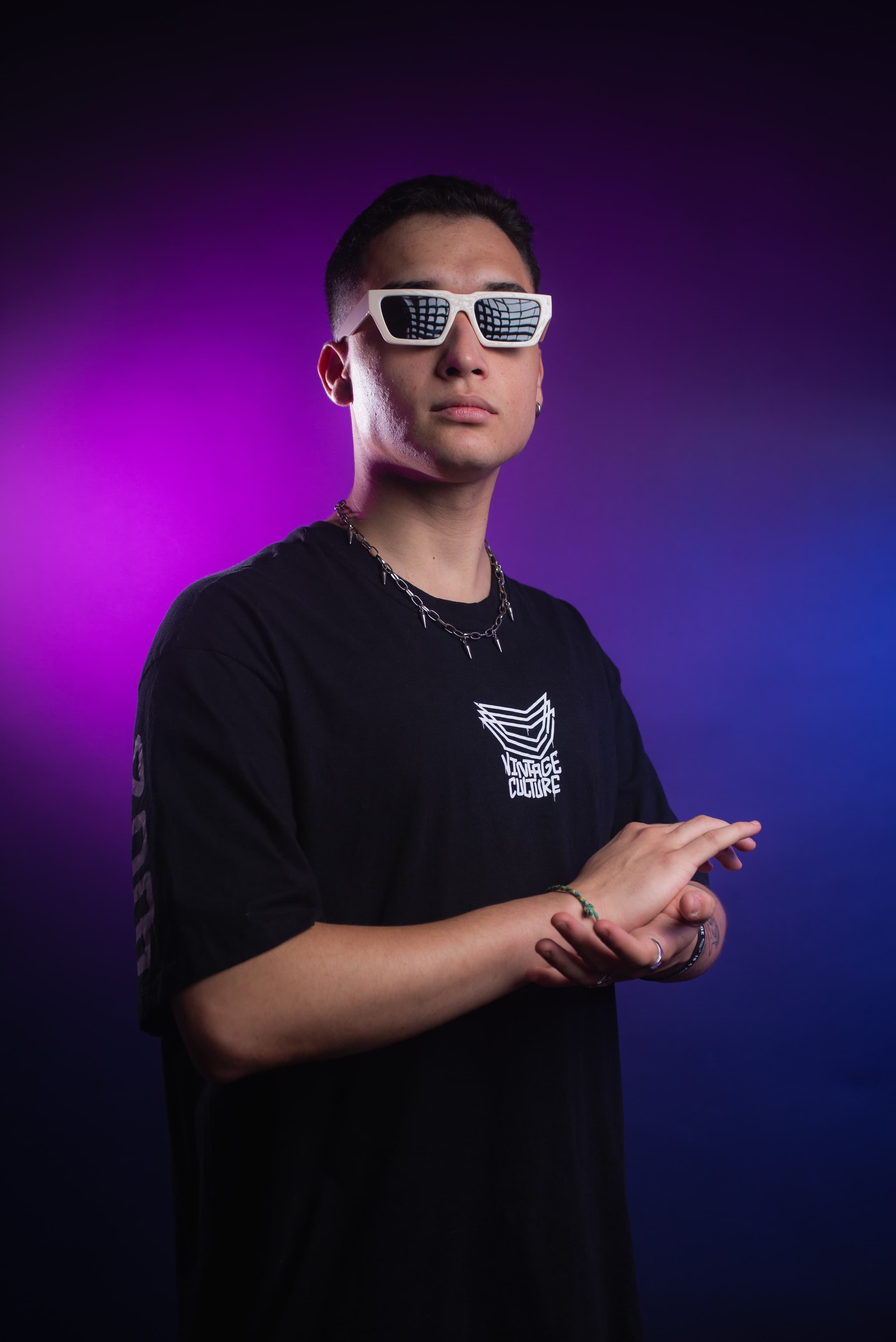 DJ Rubens em ensaio com iluminação roxa e azul